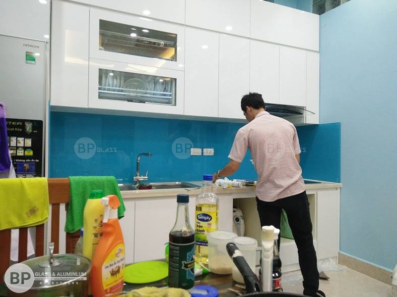 Lắp kính màu ốp tường bếp màu xanh Lơ tại 107 Võ Chí Công